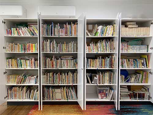 Swanbunko Library's bookshelf. 4 bookshelves with full of books.